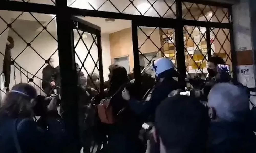 Διαδηλωτές για να γλυτώσουν τις συλλήψεις μπήκαν σε πολυκατοικία
